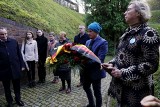 Polacy i Niemcy pamiętają o Irenie Bobowskiej. Złożono kwiaty przy skwerze i pod ścianą śmierci w Forcie VII 
