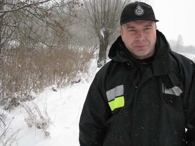 Dariusz Maksymowicz, który w gminie Stare Kurowo zajmuje się sytuacjami kryzysowymi dogląda wał przeciwpowodziowy w Głęboczku
