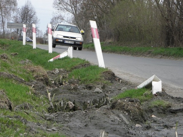 Przydrożne rowy nie są w stanie przyjąć całej wody spływającej z pola