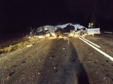 Śmiertelny wypadek w Gierzwałdzie 7.02.2020. Nie żyje 23-letni kierowca. Strażacy: Samochód niemal rozpadł się na pół! [zdjęcia]