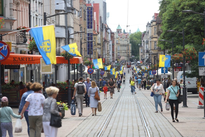 36 żółto-niebieskich flag zawisło dziś nad ulicą Wolności,...