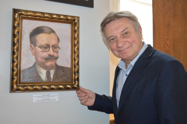 Edward Hałajko i portret Wincentego Karugi, pierwszego powojennego starosty nyskiego.