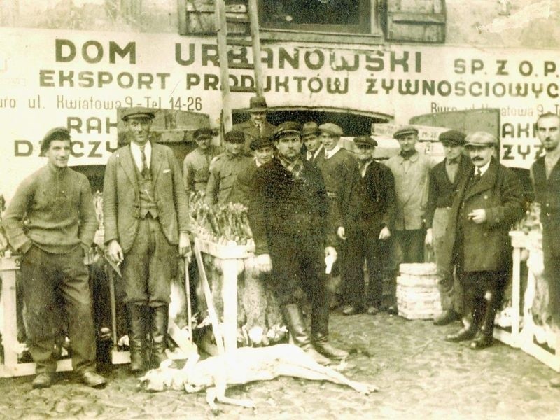 Leona Urbankowski (drugi z prawej) z pracownikami, lata...