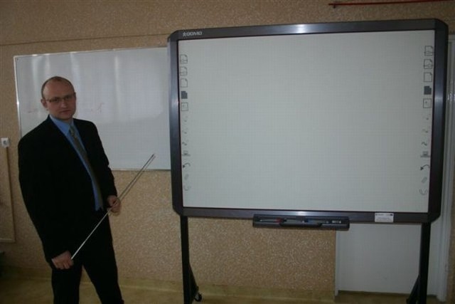 Paweł Buryło, dyrektor III liceum w Skarżysku, prezentuje multimedialną tablicę kupioną w ramach unijnego programu.