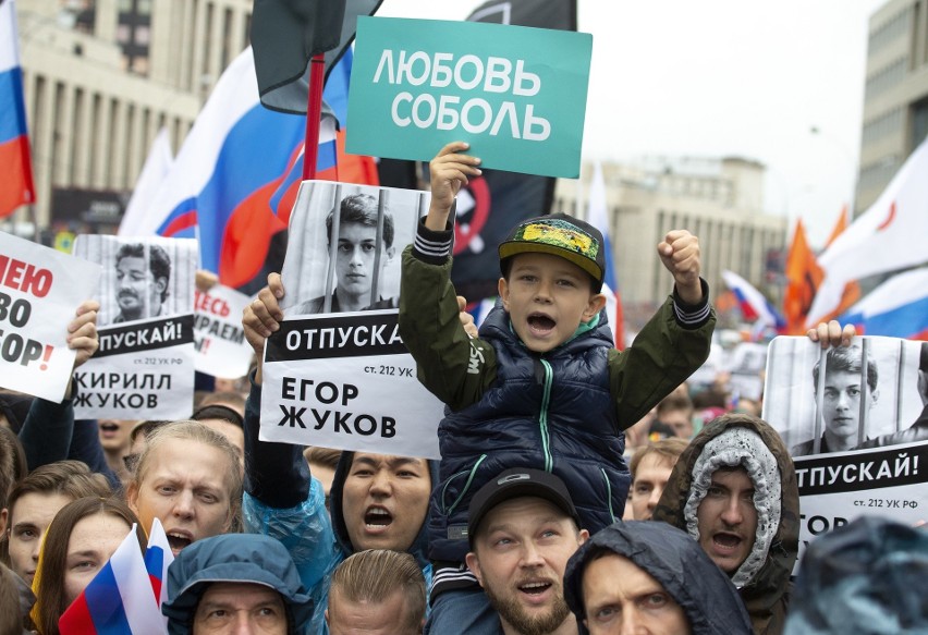 Demonstrujący w Moskwie w sobotę, 10 sierpnia