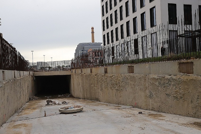 Pod ziemią droga, na powierzchni zielony skwer. Budowa ulicy w tunelu w Nowym Centrum Łodzi