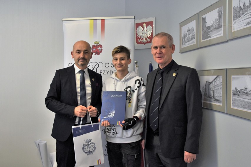 Utalentowany strzelec z Choroszczy nagrodzony. Jakub Dąbrowski za osiągnięcia sportowe został doceniony przez burmistrza miasta