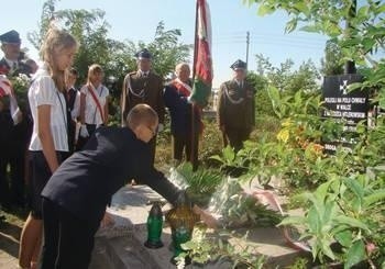 Uczniowie Szkoły Podstawowej w Żębocinie składają kwiaty na grobie Mieczysława Srogi i Andrzeja Papaja Fot. Aleksander Gąciarz