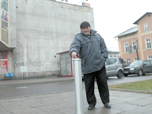 pielniczkę ustawiono kilka metrów przed głównym wejściem dworca.