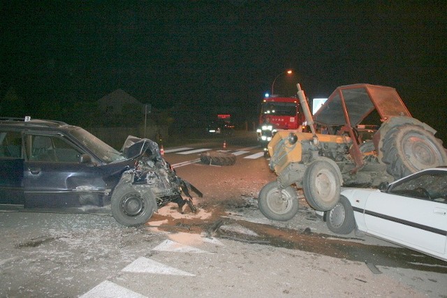 22 latek kierujący ciągnikiem rolniczym wykonując manewr skrętu na skrzyżowaniu wymusił pierwszeństwo przejazdu na kierowcy Audi zajeżdżając mu drogę.