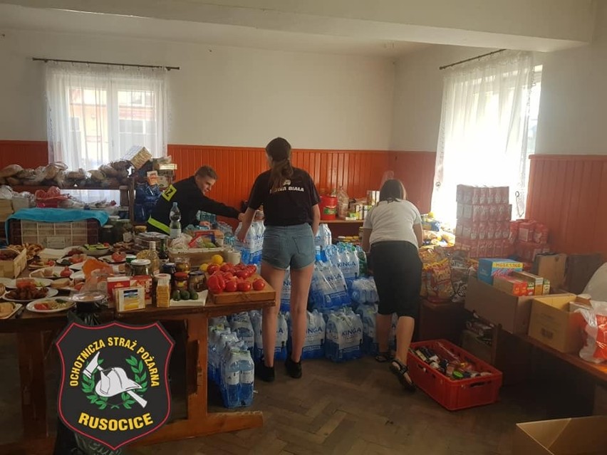 Strażacy z Rusocic w gminie Czernichów dostarczyli wodę dla...