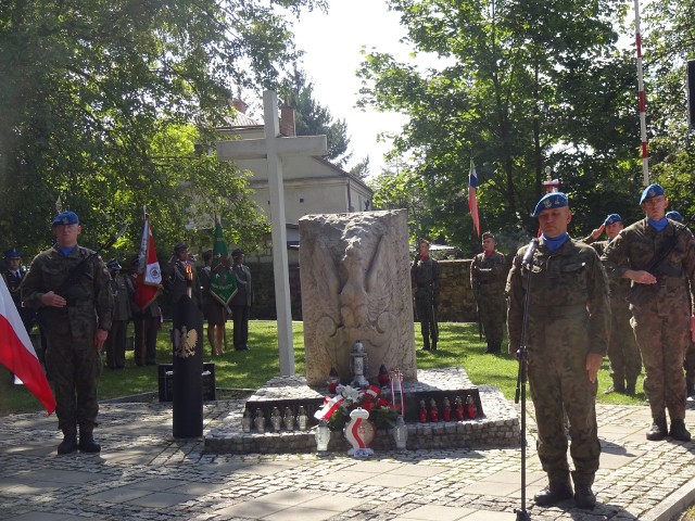 W 84. rocznicę wybuchu II wojny światowej przedstawiciele władz państwowych, samorządowych, lokalnych instytucji, środowisk kombatanckich, wojska oraz kielczan złożyli wieńce i zapalili znicze przed pomnikiem Żołnierzy Września 1939 roku na cmentarzu Wojska Polskiego w Kielcach.