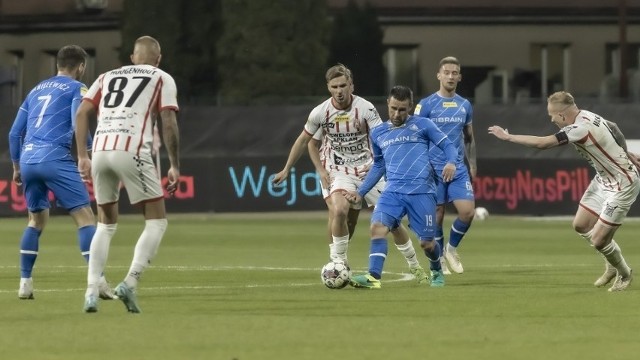 W kwietniu stalowcy wygrali derby Rzeszowa 2:1. Nz. w akcji Patryk Małecki, który otworzył wynik meczu w 13. minucie