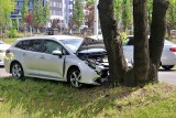 Wypadek na ul. Strzegomskiej we Wrocławiu. Samochód rozbił się na drzewie. Duże utrudnienia w kierunku Nowego Dworu