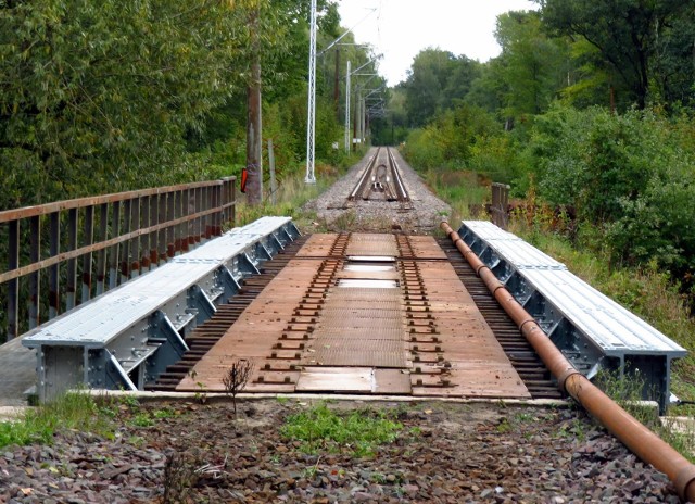 Po letniej przerwie wznowiono prace nad modernizacją torowiska i mostu w Mokrzycy oraz innych odcinkach na szlaku kolejowym Ustka- Słupsk. Prace maja być skończone do  grudnia i wtedy mają wrócić całoroczne połączenia kolejowe.. Planuje się codziennie 14 par pociągów na linii Słupsk-Ustka.  Połączenia mają obowiązywać wraz z nowym rozkładem jazdy - od grudnia tego lub od marca przyszłego roku. Należałoby do tego czasu, uzgodnić z MZK Słupsk  wspólne bilety oraz dopasowane rozkłady jazdy autobusów miejskich. Linia kolejowa 405 jest remontowana dzięki dotacji urzędu marszałkowskiego. Koszt prac to niemal 190 mln złotych.Zobacz także: Renowacja zabytkowego mostu w Morzycy [zdjęcia]