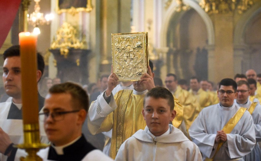 Święcenia kapłańskie 2022 w archikatedrze w Przemyślu. Arcybiskup Adam Szal wyświęcił sześciu diakonów [ZDJĘCIA]