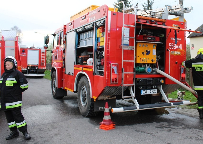 Pożar gospodarstwa w powiecie wieluńskim. W akcji ponad 40 strażaków. Ogień spowodował spore straty ZDJĘCIA