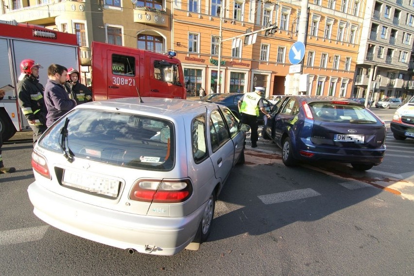 Ford i nissan zderzyły się na Pomorskiej. Obaj kierowcy mieli zielone światło (ZDJĘCIA)