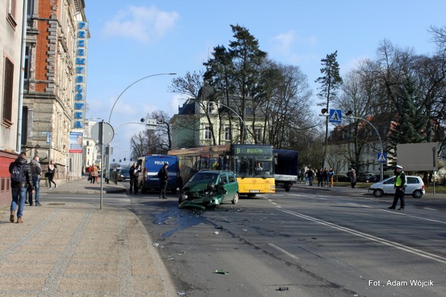 Do zdarzenia doszło w piątek około godziny 13 na ulicy Zwycięstwa w Koszalinie. Dwa samochody zderzyły się gdy Matiz próbował zmienić pas ruchu, wtedy uderzył w prawidłowo jadącego opla. Kierowca został przewieziony do szpitala.