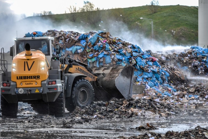 Pożar składu makulatury w gdańskich Szadółkach 14.04.2020