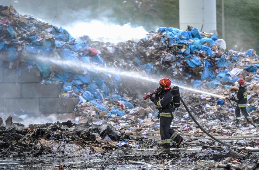 Pożar składu makulatury w gdańskich Szadółkach 14.04.2020