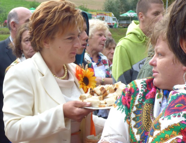 Starościna dożynek w Czarnocinie, Monika Szot, częstowała publiczność chlebem upieczonym z mąki z tegorocznych zbiorów.