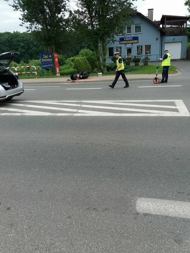 Wypadek w Rybniku na Wodzisławskiej. Fiat potrącił motorowerzystę