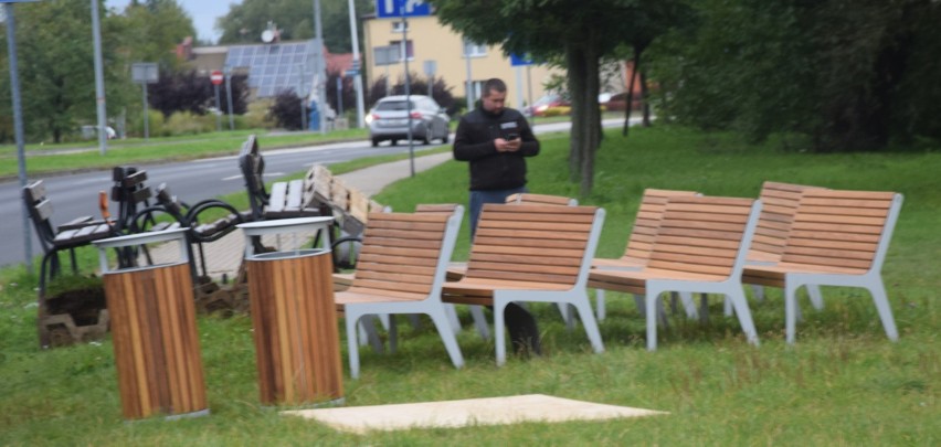 Wymiana ławek i koszy w parku Suble w Tychach...