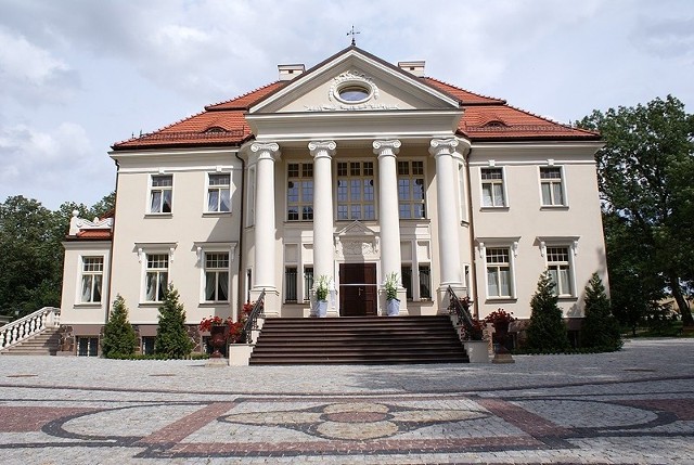 Zabytkowy pałac Chrystowskich w Tłokini Kościelnej pod Kaliszem odzyskał swój dawny blask. Liczący ponad sto lat gmach wraz z otaczającym go wiekowym parkiem przeszedł gruntowną rewitalizację. Od 21 lipca 2012 roku jego historia jest pisana na nowo. Dzisiaj mieści się w nim jedna z najlepszych restauracji i hotel.Czytaj dalej i zobacz zdjęcia --->