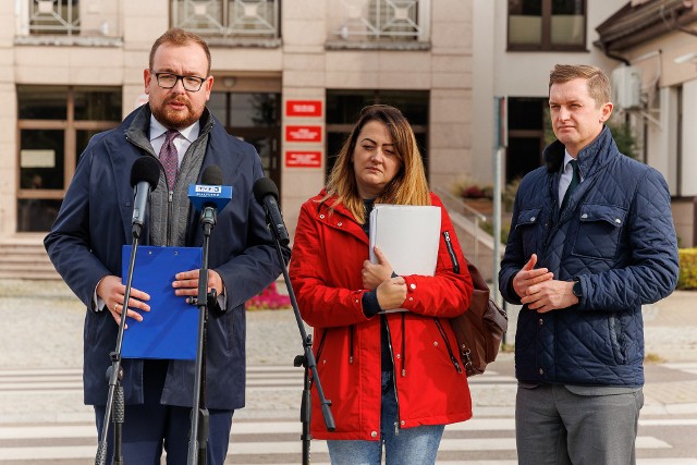 Środowa (11.10) konferencja Sebastiana Łukaszewicza - kandydata na posła PiS (pierwszy z lewej) - w Michałowie. Obok Katarzyna Luszewska, która toczy z burmistrzem batalię o dowóz niepełnosprawnego syna do szkoły w Białymstoku oraz wiceminister sprawiedliwości Sebastian Kaleta (Suwerenna Polska, do której należy też Łukaszewicz)