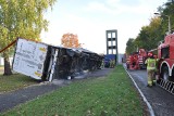 Strażacy ze Śląskiego się szkolą. Wypadek z udziałem ciężarówki w Dąbrowie Górniczej, pożar oleju w zakładzie w Bielsku-Białej