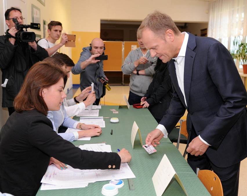 Do lokalu wyborczego w Sopocie Donald Tusk przyszedł z żoną...