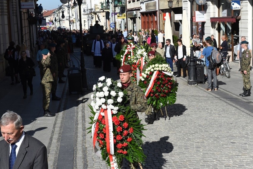 Nowy Sącz. Tłumy sądeczan na powtórnym pochówku gen. Bronisława Pierackiego