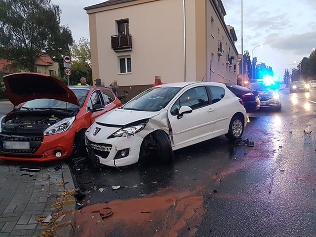 Do zdarzenia doszło we wtorek, 17 września, na ul. Lwowskiej w Zielonej Górze, przy skręcie w ul. Piaskową.Zobacz też: Szaleńczy rajd ulicami Zielonej Góry. 26-latek uciekał policji