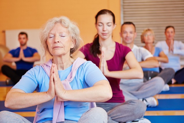 Praktykowanie świadomego oddechu i uważności, poprzez wprowadzenie medytacji czy modlitwy i ćwiczeń oddechowych do codziennej rutyny skutecznie obniży poziom stresu.