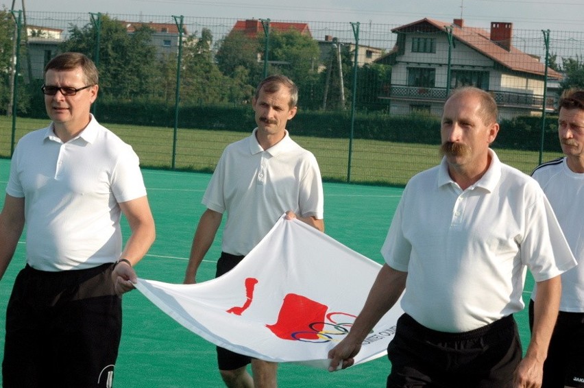 Flagę olimpijską na stadion wnieśli: Andrzej Brzykcy,...