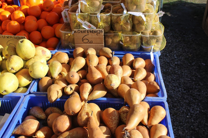 Owoce, warzywa, ubrania, jabłka, buty, skarpety,  – tym handlowano w Wierzbicy w niedzielę na targowisku. Zobaczcie zdjęcia