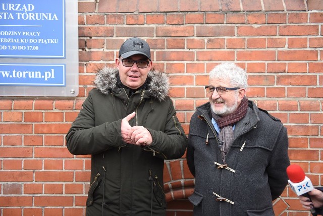 Decyzję o rezygnacji z mandatu radnego, Maciej Karczewski (z lewej) przekazał dziś w południe przed budynkiem Urzędu Miasta Torunia. Na stanowisku zastąpi go Józef Wierniewski (z prawej)