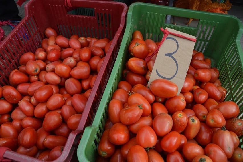 Spory ruch na piątkowym targu w Stalowej Woli. Na straganach wciąż królują śliwki i pomidory. Jakie ceny warzyw i owoców? Zobacz zdjęcia