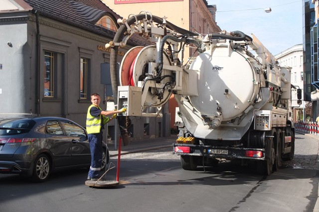 Ekipa firmy, która ma do miejskiej kanalizacji wpuścić specjalny rękaw.