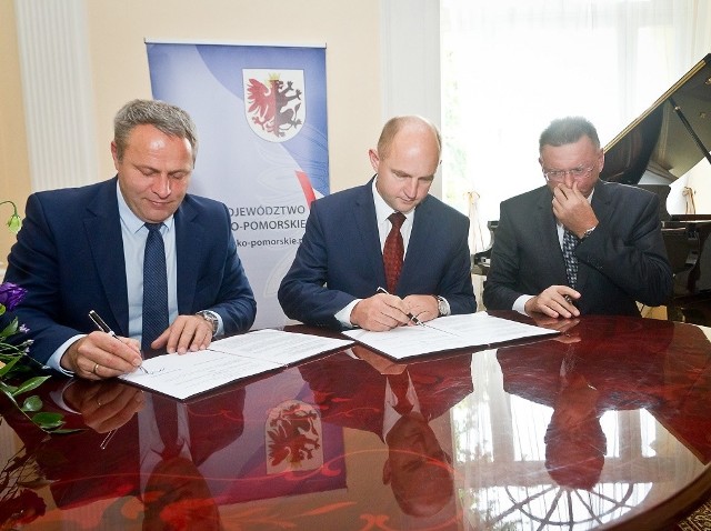 Podpisy pod aneksem do porozumienia złożyli m.in. Rafał Bruski, prezydent Bydgoszczy i marszałek Piotr Całbecki.