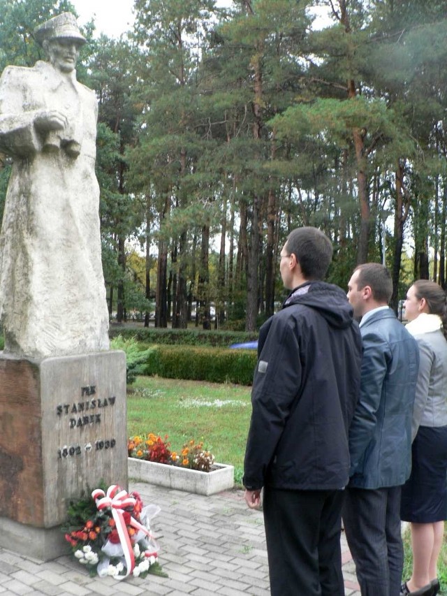 Pracownicy kancelarii prezydenta Stalowej Wo9li składają wieniec pod pomnikiem płk. Dąbka przy Centrum Edukacji Zawodowej.