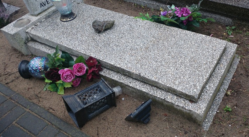 Na wielu grobach kwiaty zostały poprzewracane, a często też...