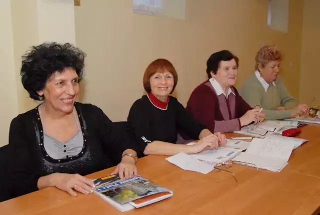 Danuta Słomińska, Krystyna Dobracka, Jadwiga Kromska i Zofia Bochenek przygotowują się do kolejnej lekcji języka niemieckiego