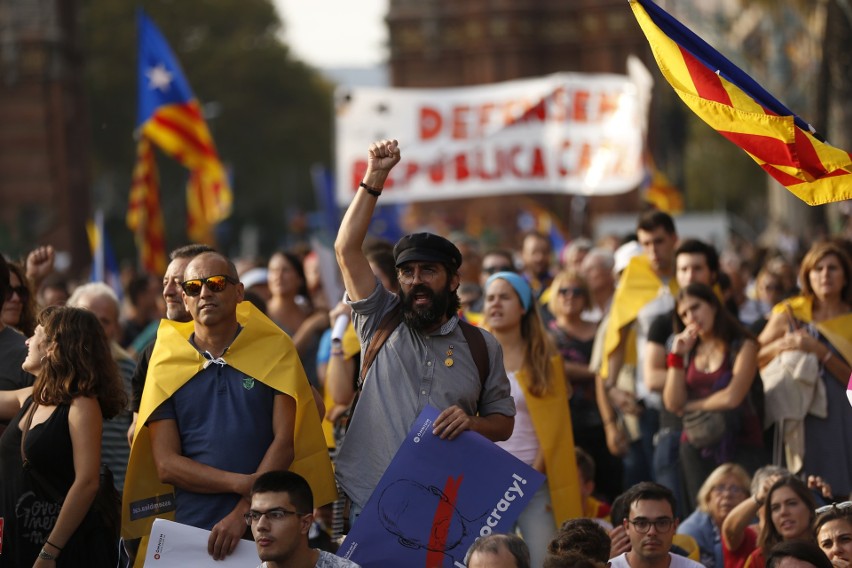 Deklaracja niepodległości Katalonii podpisana i... zawieszona. Co zrobi rząd Hiszpanii? [ZDJĘCIA]