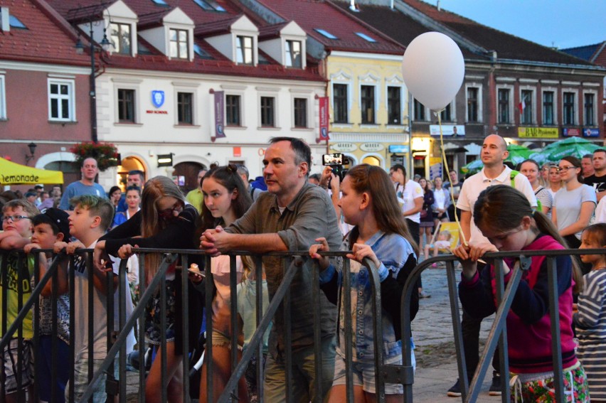 Myślenice. Krzysztof Iwaneczko, Żaneta Łabudzka i inni artyści zaśpiewali dla trzech smyków!