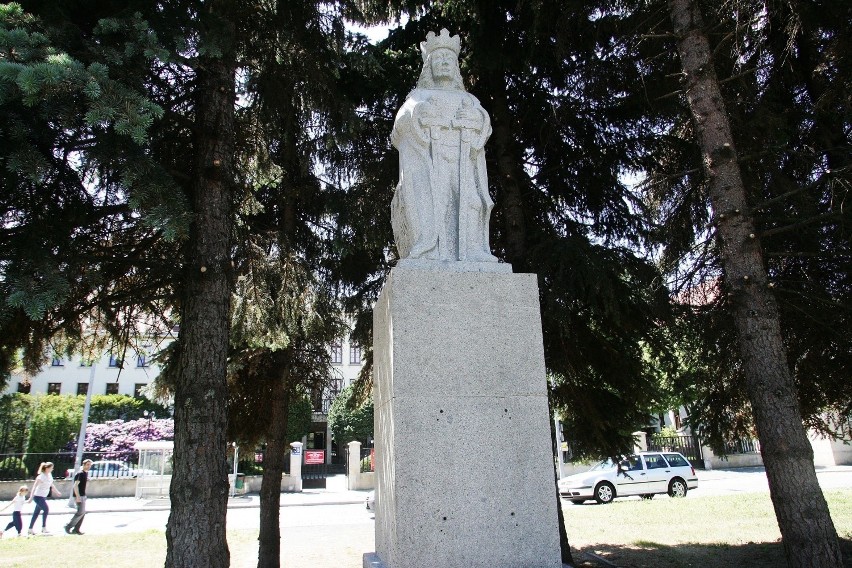 Pomnik Władysława Jagiełły w Legnicy. Posąg stanął na cokole...