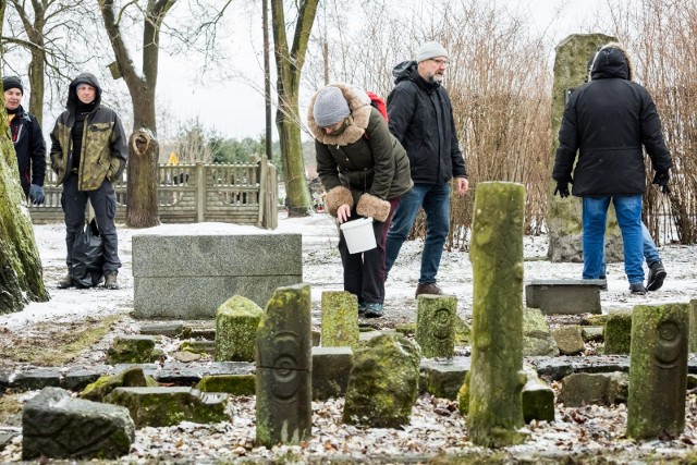 Mimo niesprzyjającej pogody, znaleźli się chętni do porządkowania starofordońskich cmentarzy
