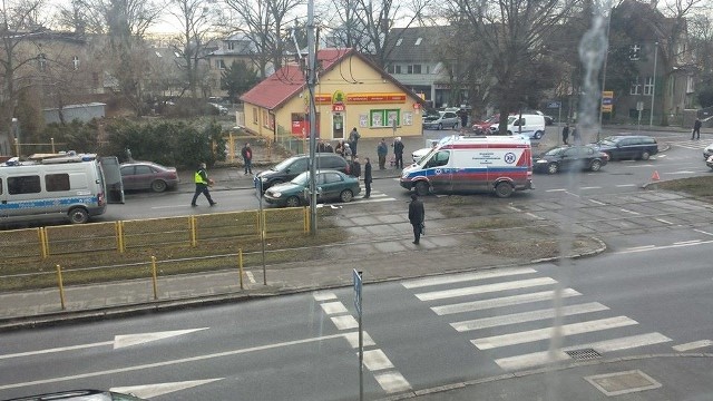 Zdjęcia z wypadku na ul. Mickiewicza w Szczecinie opublikował Przemek Gerono na grupie "Suszą! Szczecin".