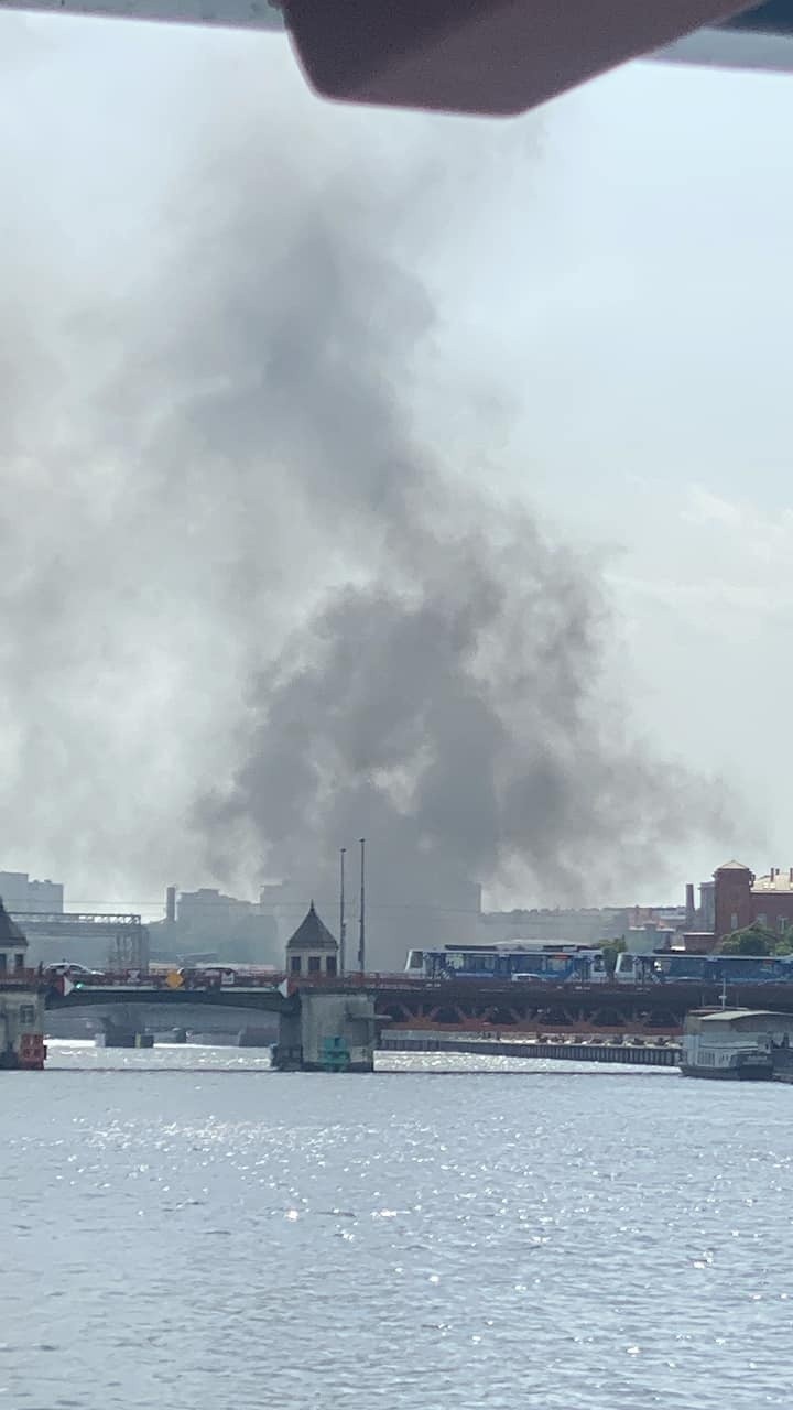Pożar przed dworcem PKP w Szczecinie. Słup dymu unoszące się nad centrum miasta